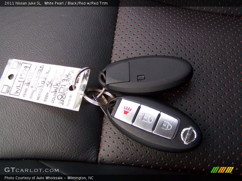 White Pearl / Black/Red w/Red Trim 2011 Nissan Juke SL