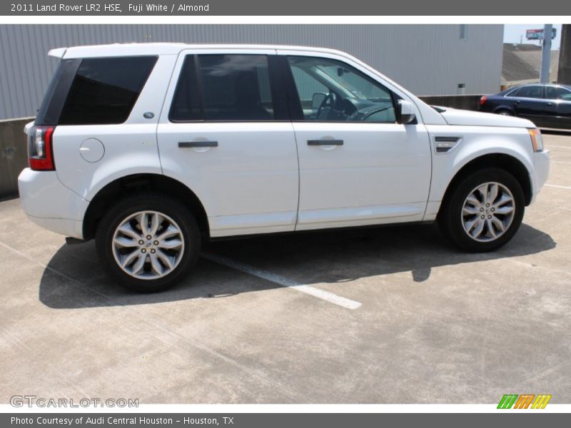 Fuji White / Almond 2011 Land Rover LR2 HSE