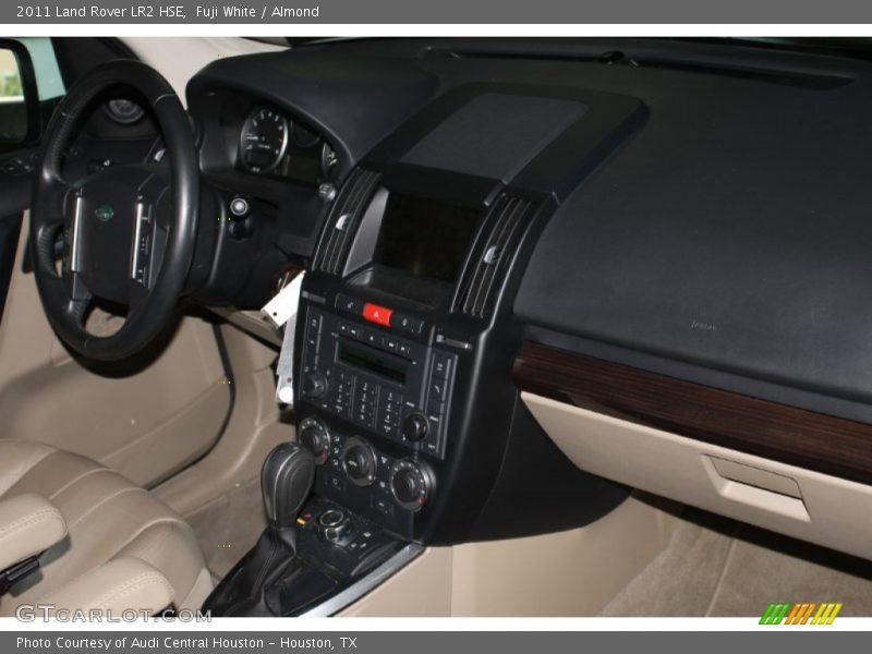 Fuji White / Almond 2011 Land Rover LR2 HSE