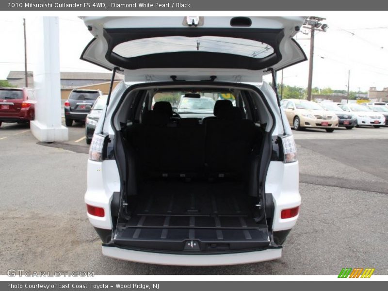 Diamond White Pearl / Black 2010 Mitsubishi Outlander ES 4WD