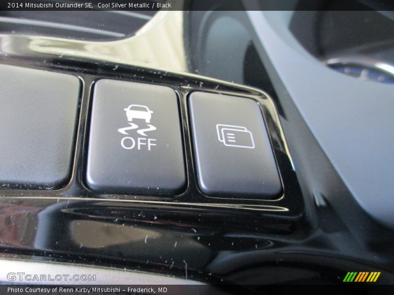 Cool Silver Metallic / Black 2014 Mitsubishi Outlander SE
