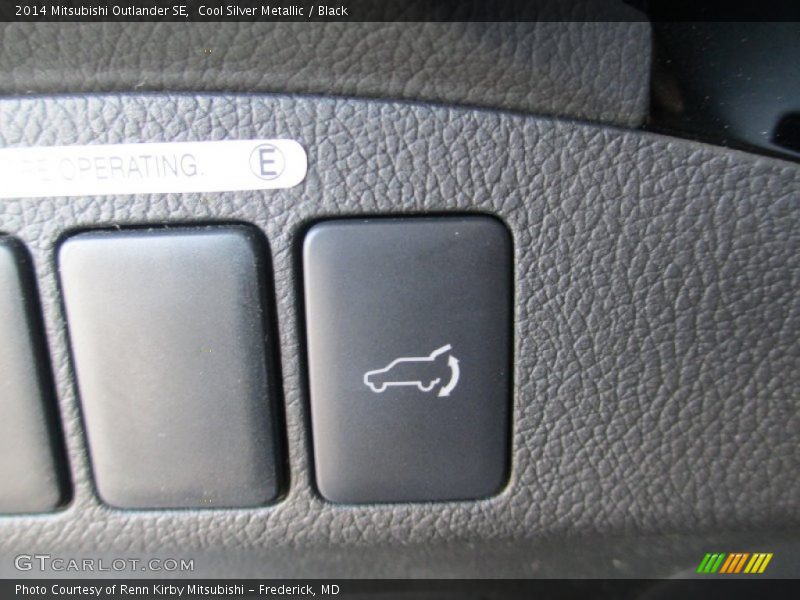 Cool Silver Metallic / Black 2014 Mitsubishi Outlander SE