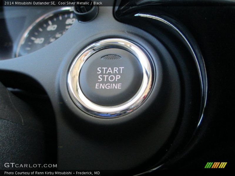 Cool Silver Metallic / Black 2014 Mitsubishi Outlander SE