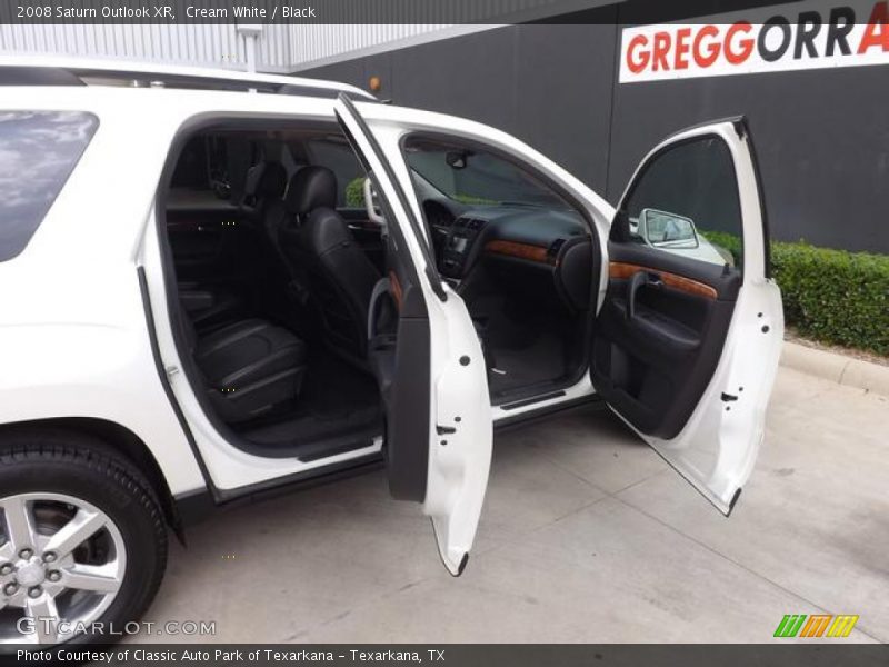 Cream White / Black 2008 Saturn Outlook XR