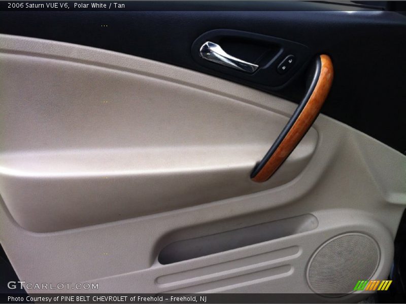 Polar White / Tan 2006 Saturn VUE V6