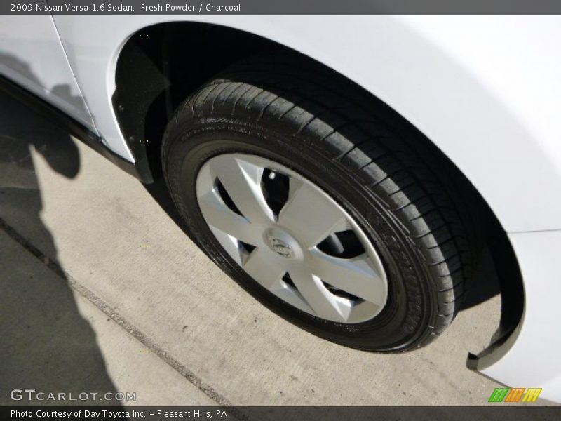 Fresh Powder / Charcoal 2009 Nissan Versa 1.6 Sedan