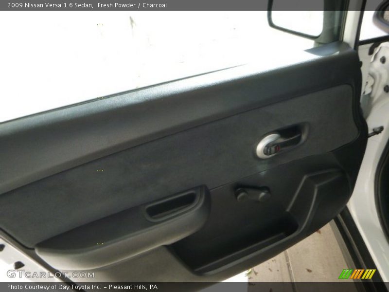Fresh Powder / Charcoal 2009 Nissan Versa 1.6 Sedan