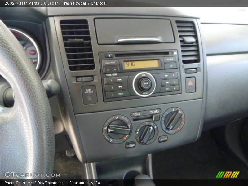 Fresh Powder / Charcoal 2009 Nissan Versa 1.6 Sedan