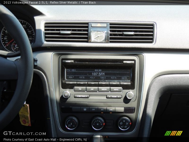 Reflex Silver Metallic / Titan Black 2013 Volkswagen Passat 2.5L S
