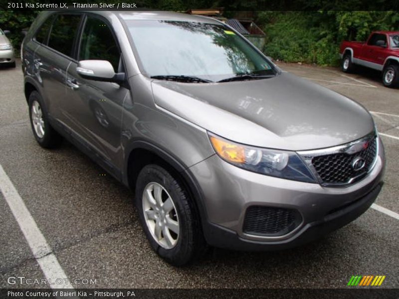 Front 3/4 View of 2011 Sorento LX