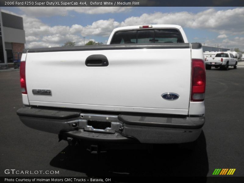 Oxford White / Medium Flint 2006 Ford F250 Super Duty XL SuperCab 4x4