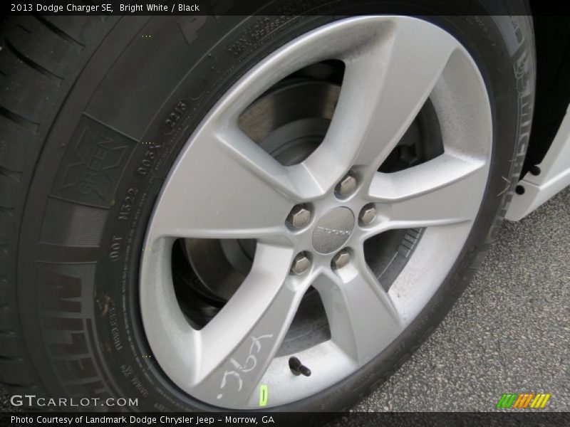 Bright White / Black 2013 Dodge Charger SE