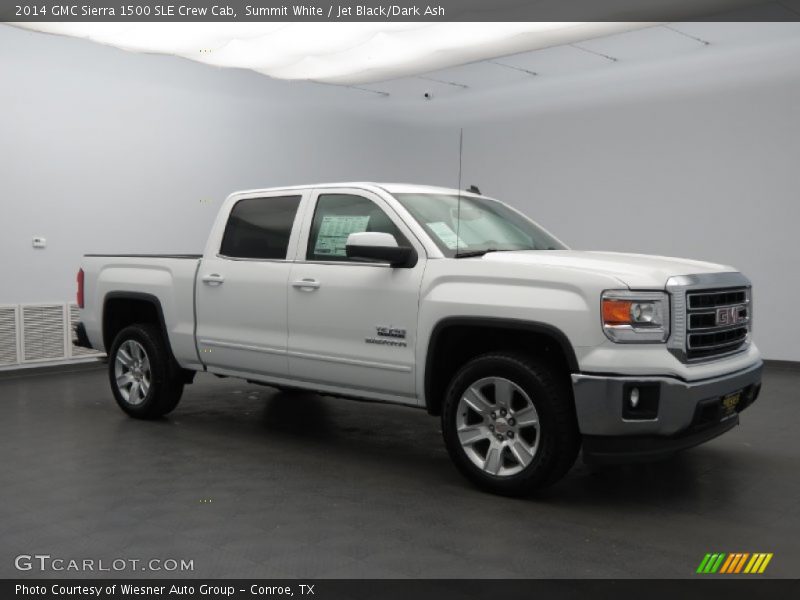 Front 3/4 View of 2014 Sierra 1500 SLE Crew Cab
