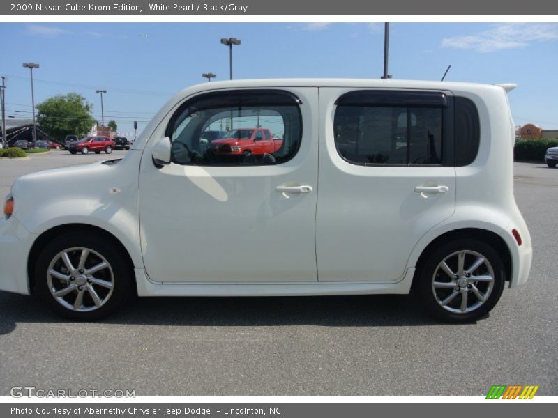 White Pearl / Black/Gray 2009 Nissan Cube Krom Edition