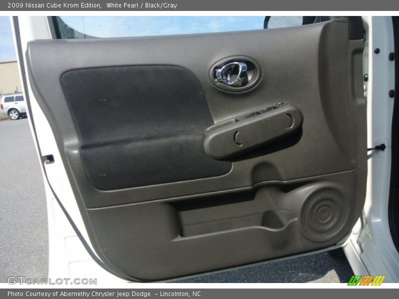 White Pearl / Black/Gray 2009 Nissan Cube Krom Edition