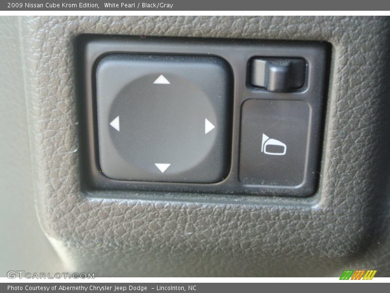 White Pearl / Black/Gray 2009 Nissan Cube Krom Edition