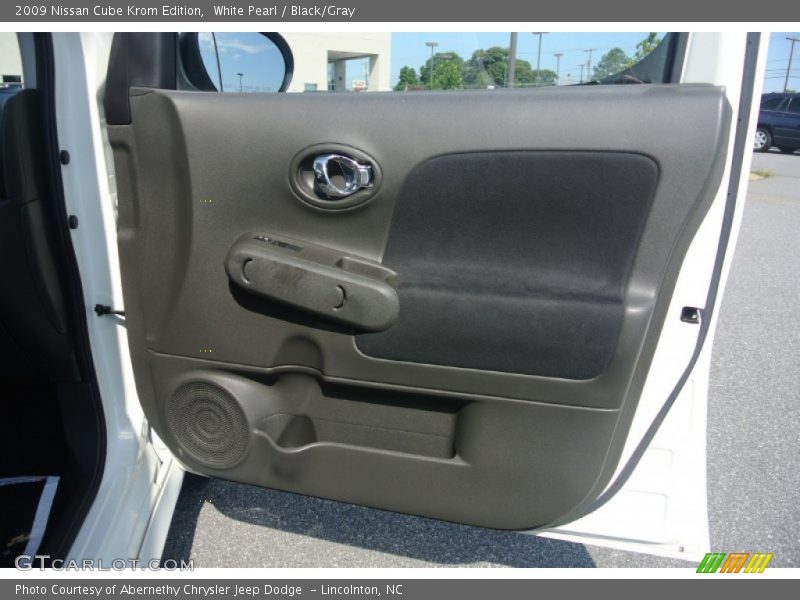 White Pearl / Black/Gray 2009 Nissan Cube Krom Edition