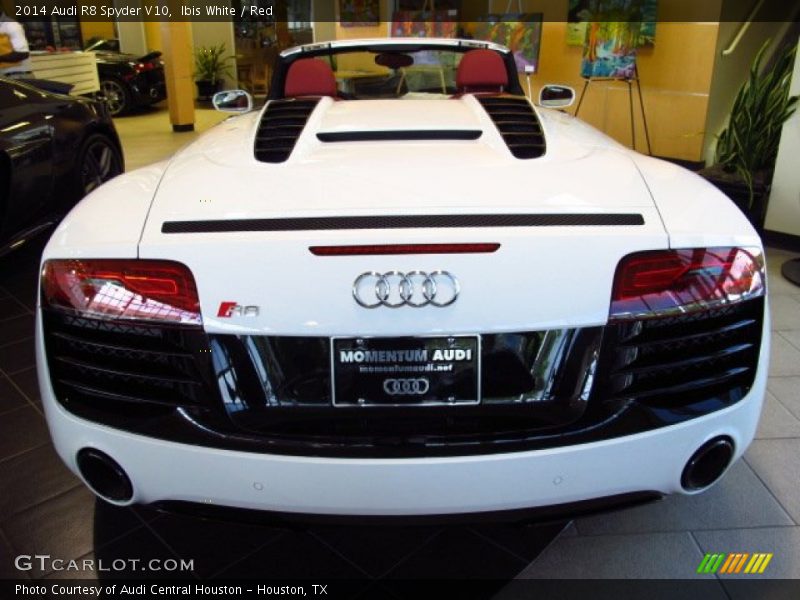 Ibis White / Red 2014 Audi R8 Spyder V10