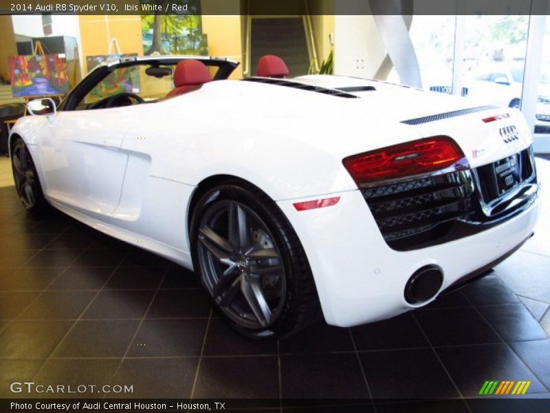 Ibis White / Red 2014 Audi R8 Spyder V10