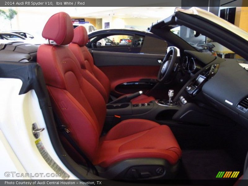 Front Seat of 2014 R8 Spyder V10
