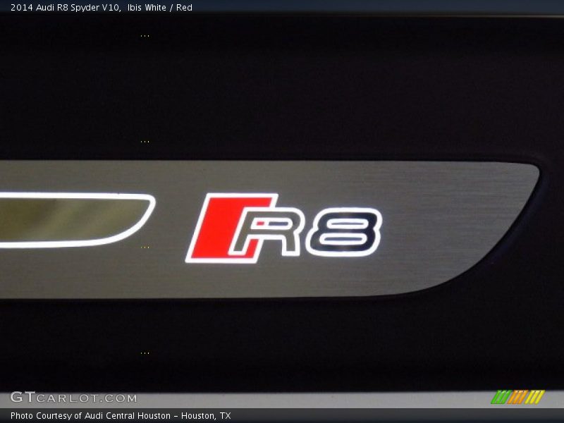 Ibis White / Red 2014 Audi R8 Spyder V10