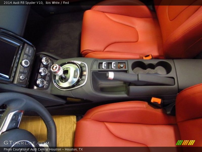 Ibis White / Red 2014 Audi R8 Spyder V10