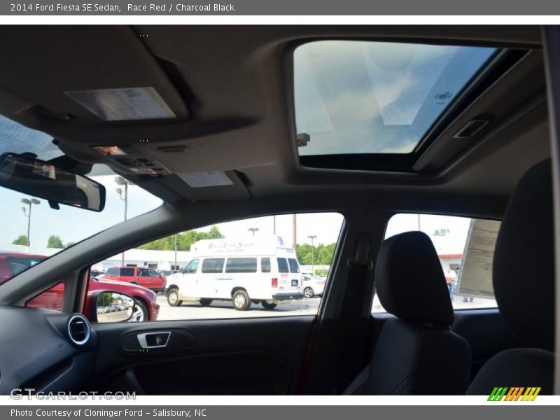 Race Red / Charcoal Black 2014 Ford Fiesta SE Sedan