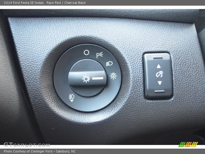 Race Red / Charcoal Black 2014 Ford Fiesta SE Sedan