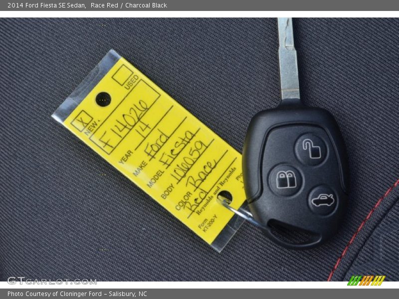 Race Red / Charcoal Black 2014 Ford Fiesta SE Sedan