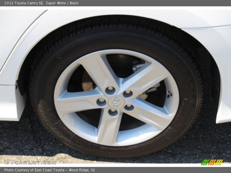 Super White / Black 2013 Toyota Camry SE