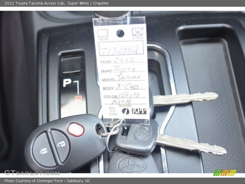 Super White / Graphite 2012 Toyota Tacoma Access Cab