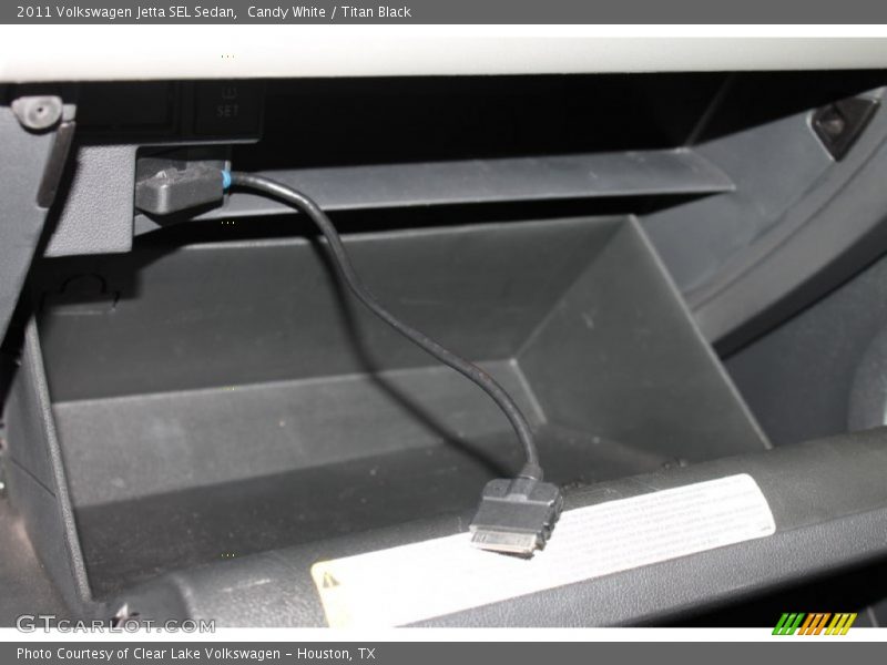 Candy White / Titan Black 2011 Volkswagen Jetta SEL Sedan