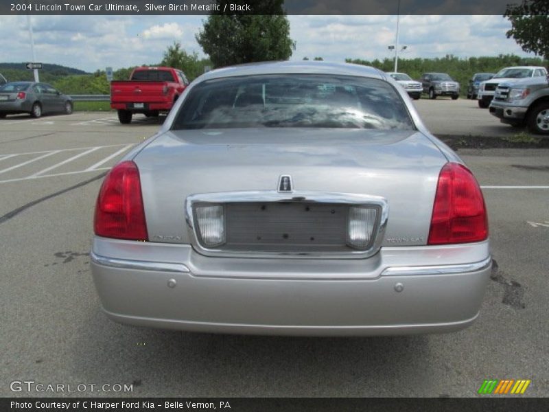 Silver Birch Metallic / Black 2004 Lincoln Town Car Ultimate