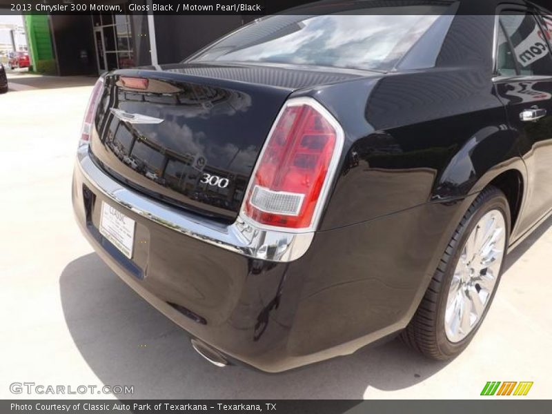Gloss Black / Motown Pearl/Black 2013 Chrysler 300 Motown