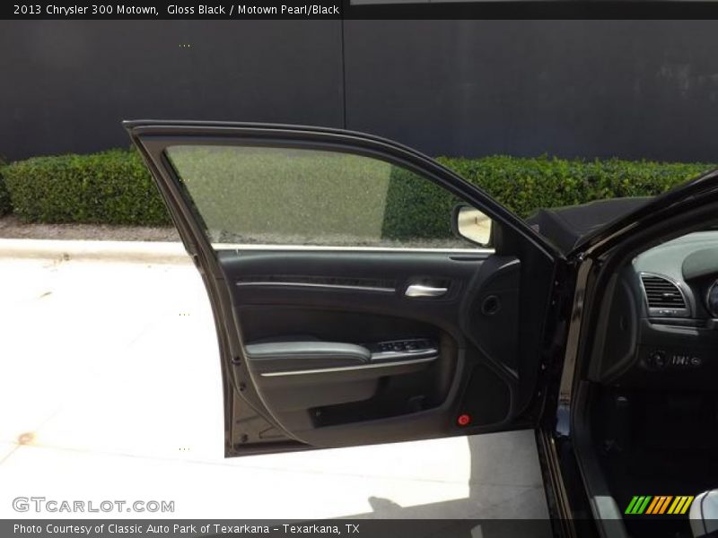 Gloss Black / Motown Pearl/Black 2013 Chrysler 300 Motown