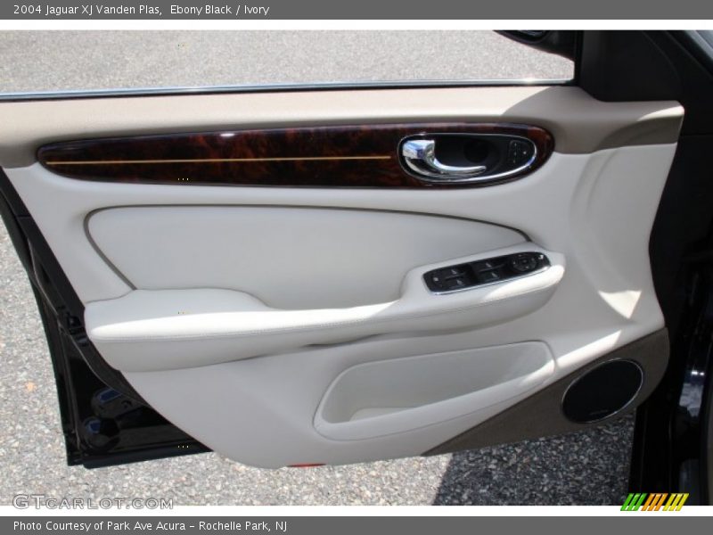 Ebony Black / Ivory 2004 Jaguar XJ Vanden Plas