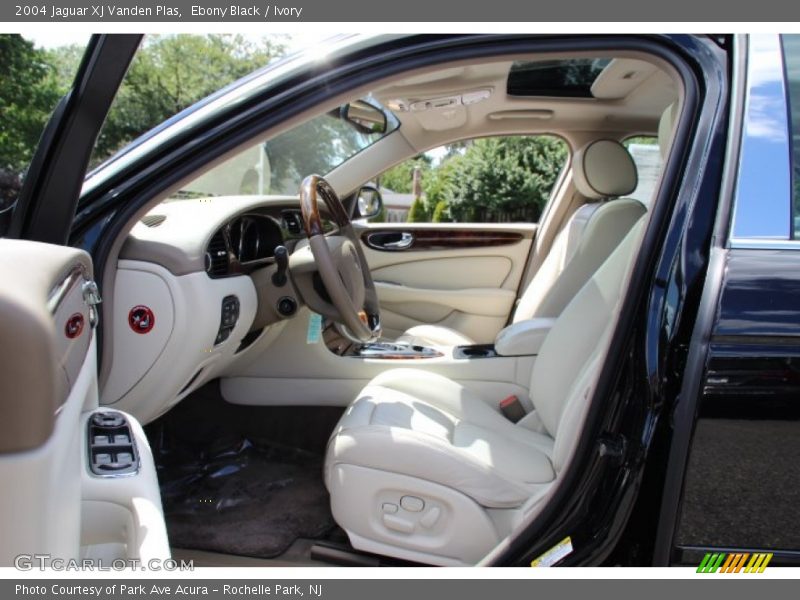 Ebony Black / Ivory 2004 Jaguar XJ Vanden Plas
