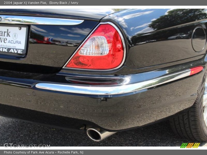 Ebony Black / Ivory 2004 Jaguar XJ Vanden Plas