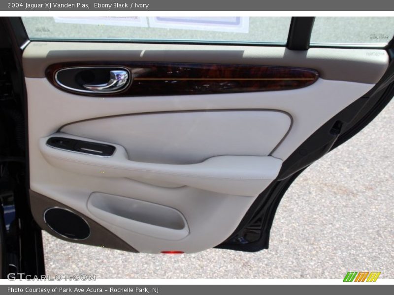 Ebony Black / Ivory 2004 Jaguar XJ Vanden Plas