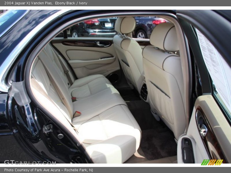 Ebony Black / Ivory 2004 Jaguar XJ Vanden Plas
