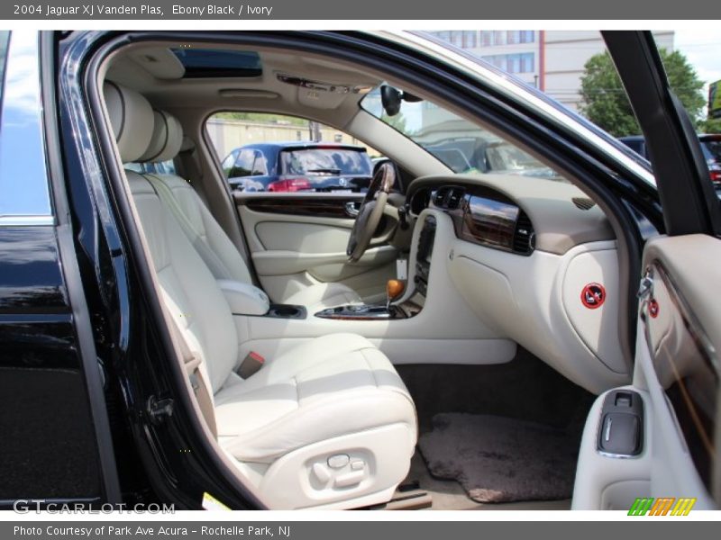 Ebony Black / Ivory 2004 Jaguar XJ Vanden Plas