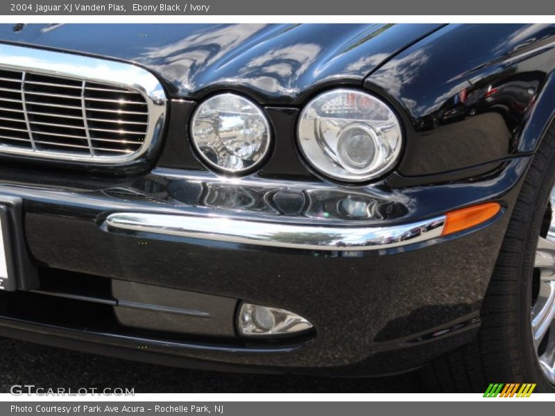 Ebony Black / Ivory 2004 Jaguar XJ Vanden Plas