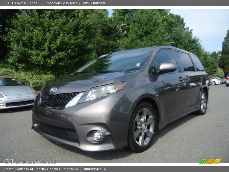 Front 3/4 View of 2011 Sienna SE