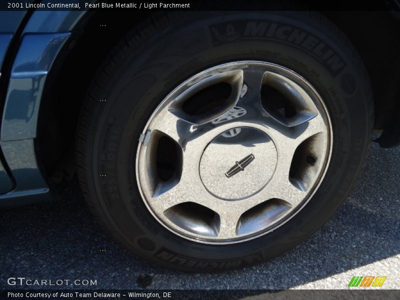 Pearl Blue Metallic / Light Parchment 2001 Lincoln Continental