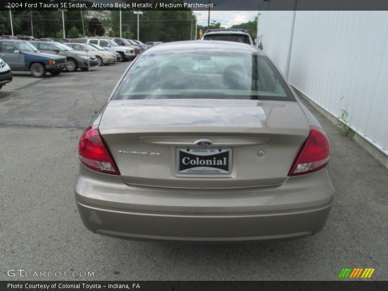 Arizona Beige Metallic / Medium Parchment 2004 Ford Taurus SE Sedan