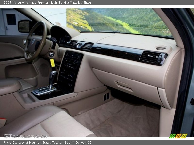 Dashboard of 2005 Montego Premier