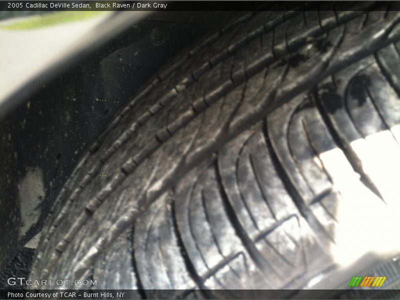 Black Raven / Dark Gray 2005 Cadillac DeVille Sedan