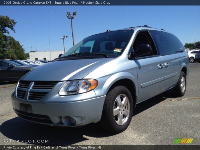 Front 3/4 View of 2005 Grand Caravan SXT