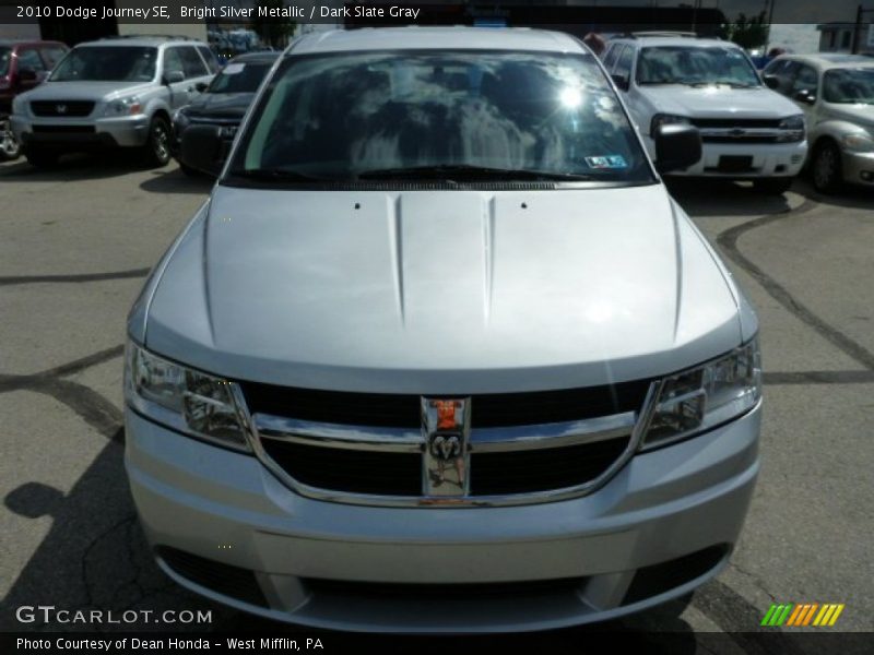 Bright Silver Metallic / Dark Slate Gray 2010 Dodge Journey SE