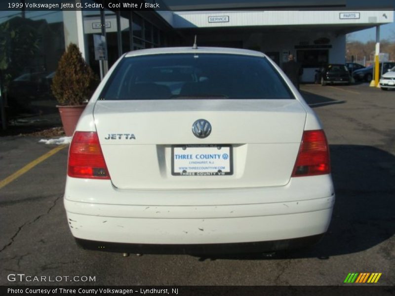 Cool White / Black 1999 Volkswagen Jetta GL Sedan
